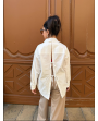 Chemise blanche avec noeud dans le dos