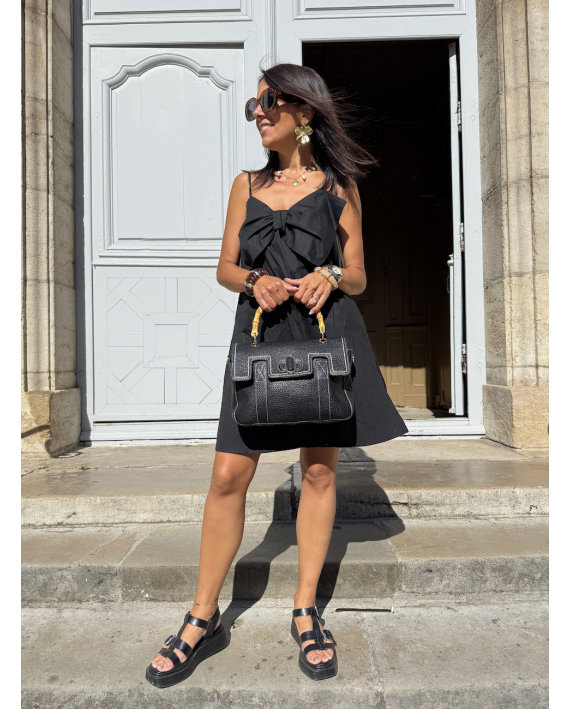 Robe noire à noeud