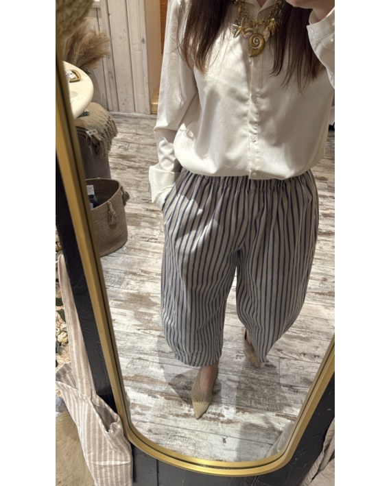 Pantalon blanc à rayures bleues